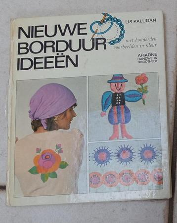 Verschillende oude knutselboeken. beschikbaar voor biedingen
