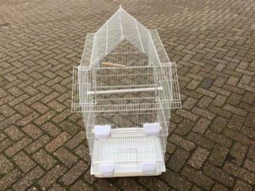 Mooie hoge ruime vogelkooi voor tropen / kanaries en parkiet beschikbaar voor biedingen