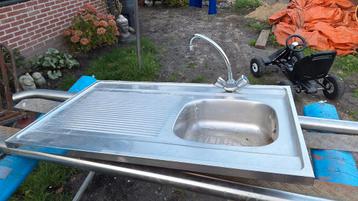 Wastafel met kraan beschikbaar voor biedingen