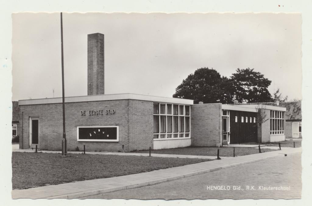 D012 Hengelo (Ov) R.K. Kleuterschool Mijn eerste stap, Verzamelen, Ansichtkaarten | Nederland, Verzenden, 1940 tot 1960, Ongelopen