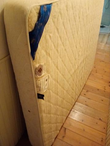 Gratis goed matras beschikbaar voor biedingen