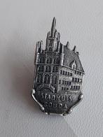 Stadhuis Gouda,  Broche., Ophalen of Verzenden, Zo goed als nieuw, Stad of Land, Speldje of Pin
