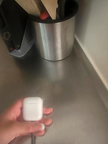 AirPods voor onderdelen beschikbaar voor biedingen