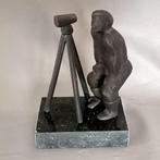 bronzen beeldje Marlies Noordkamp "" de landmeter", Ophalen of Verzenden, Zo goed als nieuw, Mens