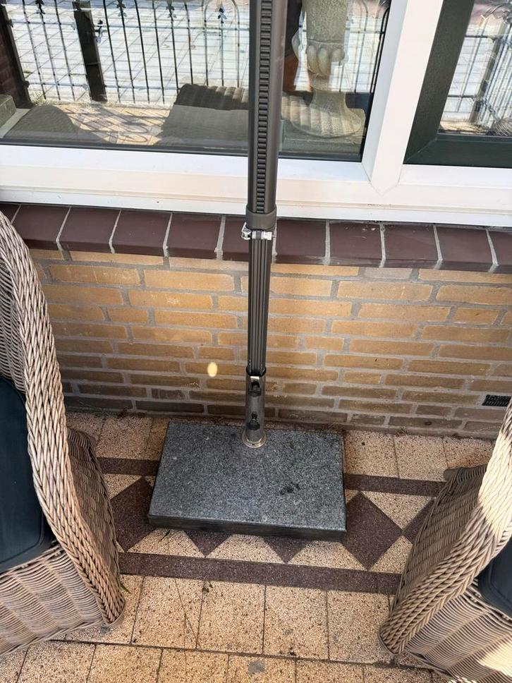 Balkon Parasol met voet - Ideaal voor kleine ruimtes!, Tuin en Terras, Parasols, Gebruikt, Stokparasol, 1 tot 2 meter, Kantelbaar