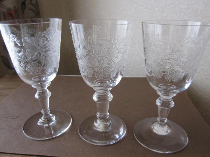 Vier antieke kristal portoglazen - gegraveerde bloemenfries, Antiek en Kunst, Antiek | Glas en Kristal, Verzenden
