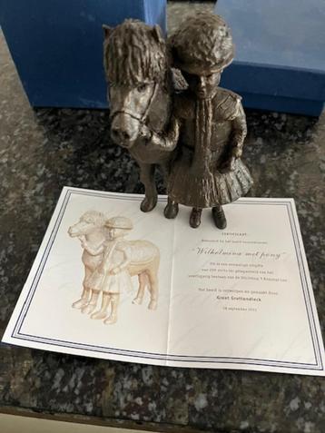 Wilhelmina met pony beeldje Greet Grottendieck beschikbaar voor biedingen
