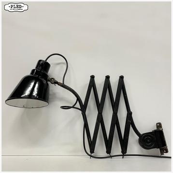 Oude Bauhaus schaarlamp geëmailleerde kap, Lamp Wandlamp beschikbaar voor biedingen