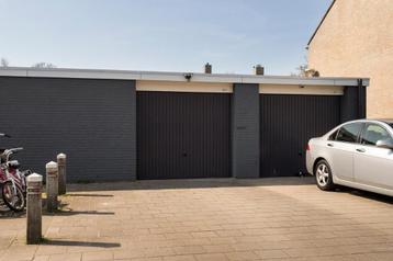 Garagebox op ruime stoep, straatzijde. beschikbaar voor biedingen