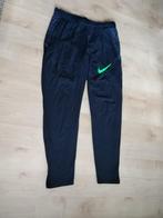 Zwarte Nike broek met groen Nike teken, Maat 48/50 (M), Zwart, Nike, Ophalen of Verzenden