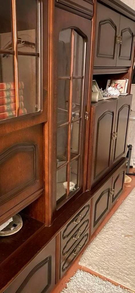 Notenhouten kast en eethoek met 4 stoelen., Antiek en Kunst, Antiek | Meubels | Kasten, Ophalen of Verzenden