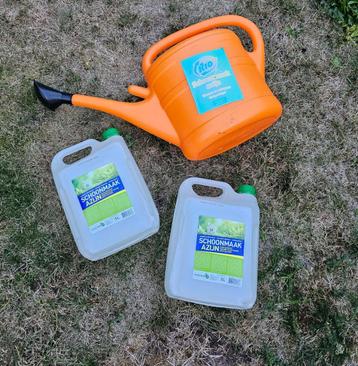 10 liter oranje gieter en 10 liter natuurazijn beschikbaar voor biedingen
