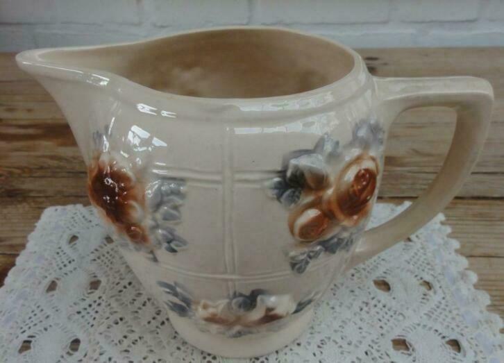 Franse brocante kan met bloemen reliëf, Sarreguemines Digoin, Antiek en Kunst, Curiosa en Brocante, Ophalen of Verzenden