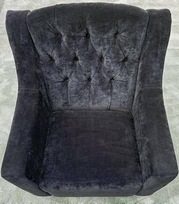 Fijnzittende fauteuil met voetenbank beschikbaar voor biedingen