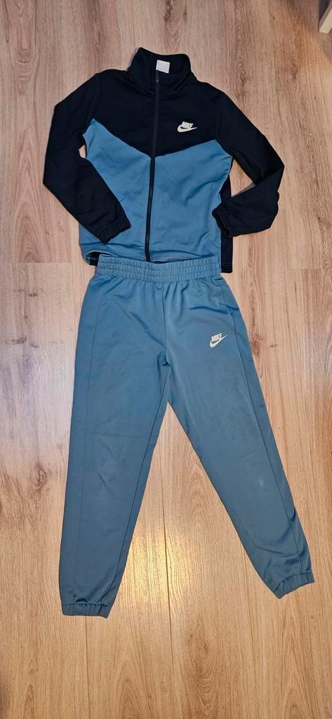 Trainingspak Nike blauw jongens maat 137, Kinderen en Baby's, Kinderkleding | Schoenen en Sokken, Zo goed als nieuw, Jongen, Ophalen of Verzenden