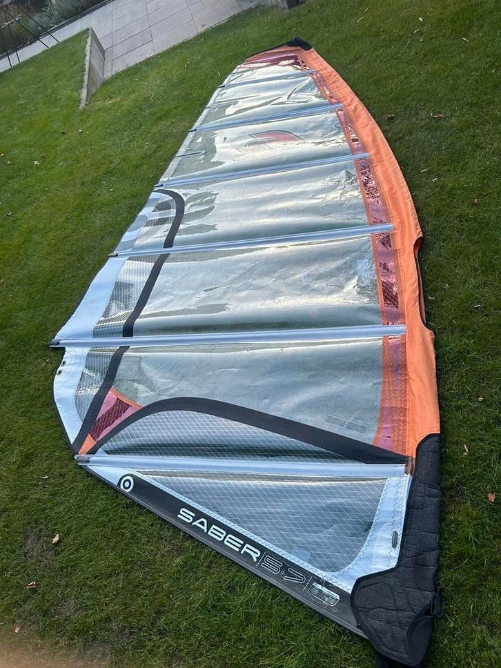 Neil Pryde Saber F2 surfzeil 5,7m2, Watersport en Boten, Windsurfen, Gebruikt, Zeil, Met draagtas, 5 tot 7 m², Ophalen of Verzenden