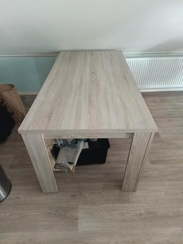 Eettafel beschikbaar voor biedingen