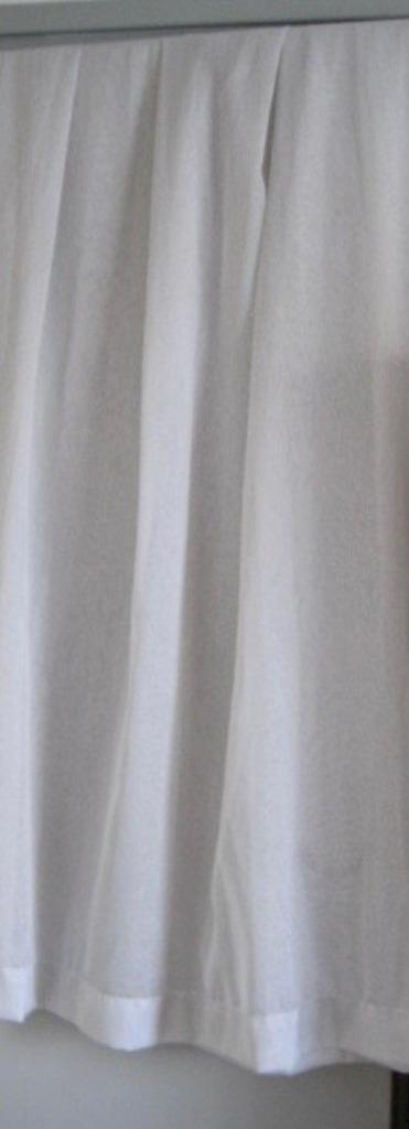 4 MOOIE EFFEN WITTE VITRAGE'S GEPLOOID, Huis en Inrichting, Stoffering | Gordijnen en Lamellen, Zo goed als nieuw, 150 tot 200 cm