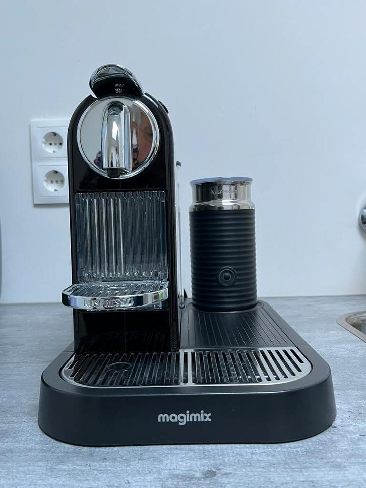 Te koop: z.g.a.n Nespresso Magimix met cupjeshouder, Witgoed en Apparatuur, Koffiezetapparaten, Zo goed als nieuw, Koffiemachine