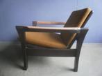 1970s armleuningenstoel hout frame, okerbruine kussens, Huis en Inrichting, Fauteuils, Hout, 75 tot 100 cm, Gebruikt, Ophalen of Verzenden