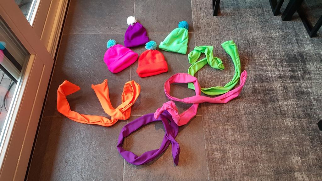 20 mutsen 10 sjaals en 4 handdoeken neon kleur, Ophalen of Verzenden, Zo goed als nieuw, Maat 46/48 (XL) of groter, Carnaval