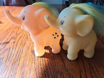 271.  2 Vintage Olifantjes Speelgoed beschikbaar voor biedingen