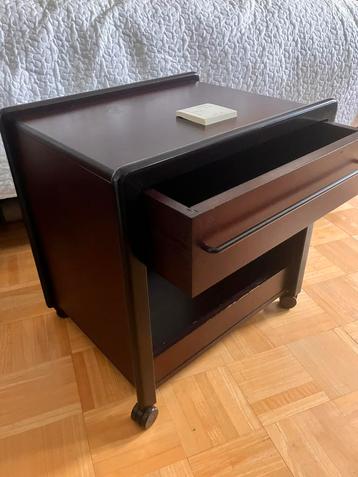 Auping - 2 nachtkastjes  wieltjes, lade, 2 kanten bereikbaar