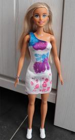 Barbie pop met witte jurk en schoenen en blauwe armband, Kinderen en Baby's, Speelgoed | Poppen, Ophalen of Verzenden, Zo goed als nieuw