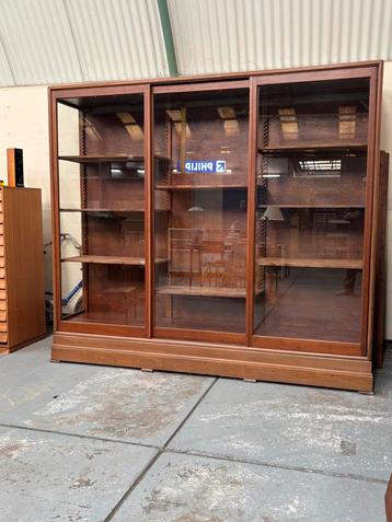 Antieke museumkast beschikbaar voor biedingen