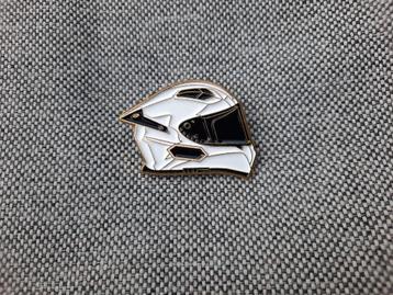 1 mooie pin van een witte motorhelm te koop beschikbaar voor biedingen