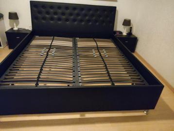 Compleet Beterbed met nachtkastjes. kleur zwart.