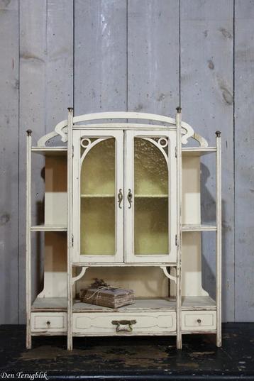 Klein kastje met mooi sierlijk houtsnijwerk. beschikbaar voor biedingen