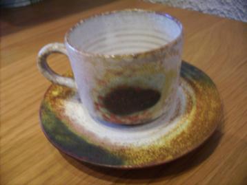 kop en schotel , aardewerk beschikbaar voor biedingen