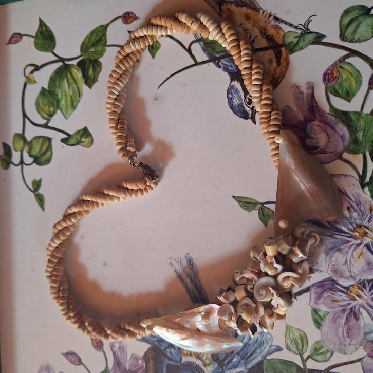 Mooie houten en schelpen ketting,alles zand kleurig., Huis en Inrichting, Woonaccessoires | Kransen, Zo goed als nieuw, Ophalen of Verzenden