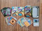 Bewaarblikje gevuld met 25 Pokemon kaarten, 1 glimmend, Ophalen of Verzenden, Zo goed als nieuw, Meerdere kaarten, Foil