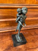 Bronzen beeldje van moeder en kind van Astrid Veldhuyzen, Antiek en Kunst, Antiek | Koper en Brons, Ophalen of Verzenden