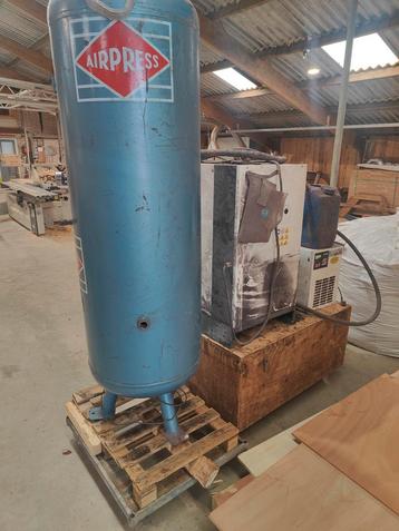 Compressor, inclusief luchtdroger en 500l buffertank  beschikbaar voor biedingen