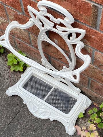 Gietijzeren paraplubak , Jugendstil motief , wit gespoten .. beschikbaar voor biedingen