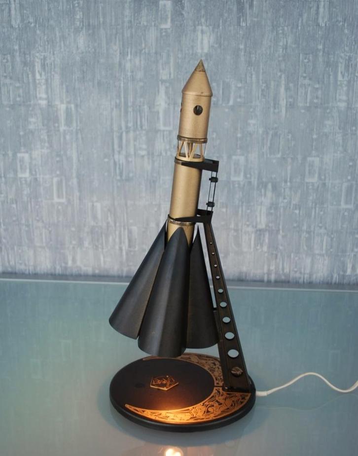 Raket Tafellamp Lancering eerste ruimtevlucht VOSTOK Gagarin, Antiek en Kunst, Curiosa en Brocante, Verzenden