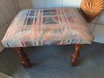 Vintage gestoffeerd voetenbankje., Ophalen, Hout, Minder dan 50 cm, Minder dan 50 cm