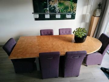 Eettafel met stoelen en lamp beschikbaar voor biedingen