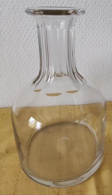 Glazen fles met bewerkte hals beschikbaar voor biedingen