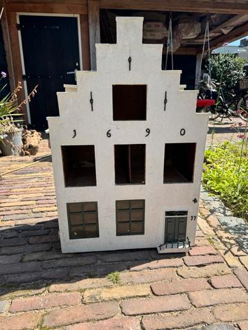 Poppenhuis hout opknapper projectje trapgevel beschikbaar voor biedingen