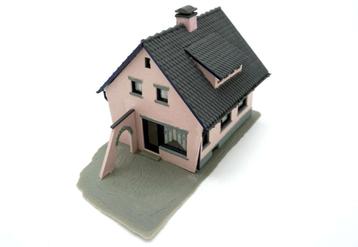Pola 500 Vrijstaande woning, roze. Gebouwd model beschikbaar voor biedingen