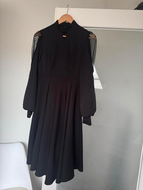 Zwarte Jurk met Mesh Details - Maat M, Kleding | Dames, Jurken, Zo goed als nieuw, Maat 38/40 (M), Zwart, Onder de knie, Ophalen