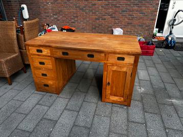 Prachtig klassiek houten bureau beschikbaar voor biedingen