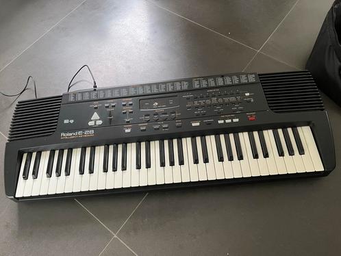 Keyboard Roland e28 + tas, Muziek en Instrumenten, Keyboards, Gebruikt, 61 toetsen, Roland, Ophalen