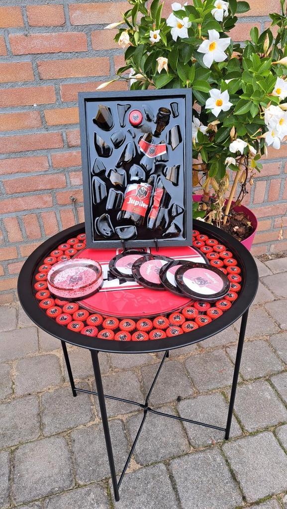 Bijzettafeltje van Jupiler bierdopjes verwerkt in Epoxy, Huis en Inrichting, Tafels | Bijzettafels, Zo goed als nieuw, Rond, Minder dan 55 cm