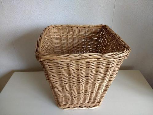 Hoge rieten mand vierkant 28 x 28 cm en 30 cm hoog, Huis en Inrichting, Woonaccessoires | Schalen en Manden, Zo goed als nieuw