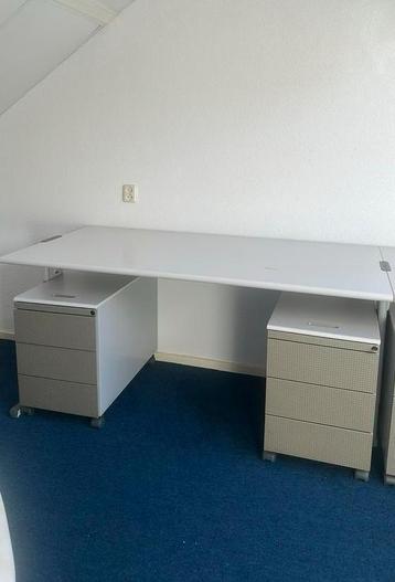 Prachtige thuiswerkplek bureaus HOEK 3x incl mooie kasten beschikbaar voor biedingen